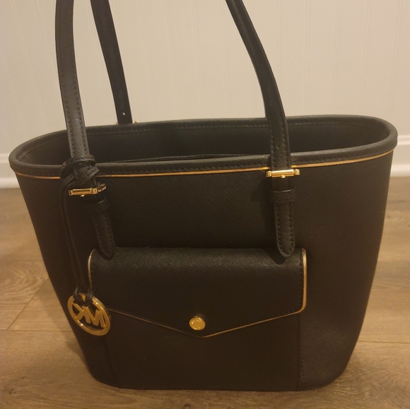 Nearly new Michael Kors Black Bag - Picture 2 of 6
